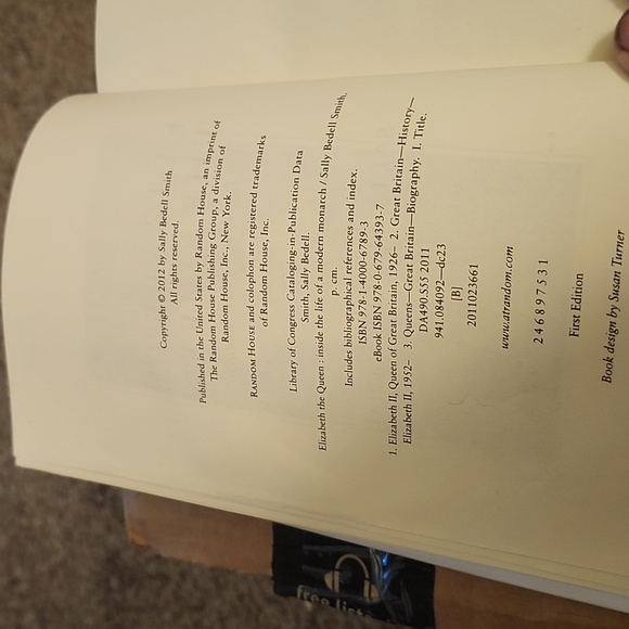 Elizabeth the queen the life of a modern monarch hard back book - Picture 2 of 2